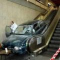 Die besten Bilder in der Kategorie autos: Treppen-Autounfall 