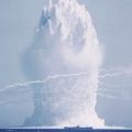 Die besten Bilder in der Kategorie explosionen: Riesen Wasser Explosion mit Schiff davor