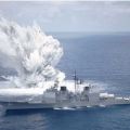 Die besten Bilder in der Kategorie explosionen: Wasser Explosion neben Kriegsschiff