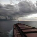 Die besten Bilder:  Position 58 in wolken - Hurricane - Wolken vor Bug