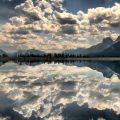 Die besten Bilder in der Kategorie wolken: Wolken spiegeln sich in spiegelglattem See