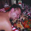 Die besten Bilder:  Position 129 in betrunkene - Betrunkener schläft im Essen
