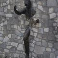 Die besten Bilder in der Kategorie kunst: Mann kommt aus Wand - Skulptur aus Bronze