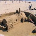 Die besten Bilder in der Kategorie sand_kunst: Auto aus Sand mit Homer und Marge