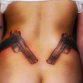 Die besten Bilder:  Position 85 in lustige tattoos - Pistolen-Tattoo