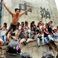 Die besten Bilder in der Kategorie gefaehrlich: Demonstrant springt auf Polizisten