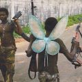 Die besten Bilder in der Kategorie allgemein: Afrikanische Kinder mit Waffen und Elfen-Flügel