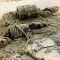 Die besten Bilder in der Kategorie sand_kunst: Skelette aus Sand