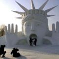 Die besten Bilder:  Position 23 in schnee - Freiheitsstatue aus Schnee