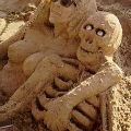 Die besten Bilder in der Kategorie sand_kunst: Skelett und Frau aus Sand