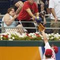 Die besten Bilder in der Kategorie shit_happens: Baseball wird von Zuschauer weggeschnappt