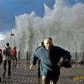 Die besten Bilder in der Kategorie natur: Riesen-Wellen schlagen an Kaimauer