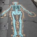 Die besten Bilder in der Kategorie strassenmalerei: Skelett auf Gulli