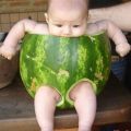 Die besten Bilder in der Kategorie menschen: Baby mit Melonenhose