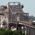 Die besten Bilder in der Kategorie explosionen: Brücke wird gesprengt