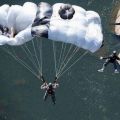 Die besten Bilder in der Kategorie gefaehrlich: Fallschirmspringer landet im Fallschirm von Kollegen