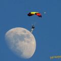 The Best Pics:  Position 21 in  - Funny  : Fallschirmspringer vor Mond