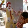 The Best Pics:  Position 16 in  - Funny  : Ronald Mc Donald schlägt Gast