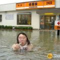Die besten Bilder in der Kategorie allgemein: Isst doch nur ne Pfütze - Asiatische Frau isst bei Hochwasser