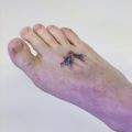 Die besten Bilder in der Kategorie lustige_tattoos: Fliegen laben sich an Wunde am Fuß - Tattoo