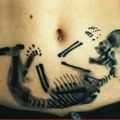 Die besten Bilder:  Position 84 in tattoos - Kinder-Skelett auf Bauch - Tattoo