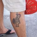 Die besten Bilder in der Kategorie tattoos: Chicken erhängt an Wade Tattoo