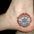 Die besten Bilder in der Kategorie lustige_tattoos: nochmal chucks-logo tätowiert ^^