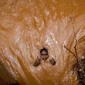 The Best Pics:  Position 88 in  - Funny  : Inder zeigt Gang-Zeichen bevor er weggespült wird - Hochwasser Abfluss