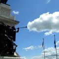 Die besten Bilder in der Kategorie optischetaeuschung: Engelstrompeten Statue bläst Wolken
