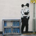 Die besten Bilder in der Kategorie graffiti: kissing coppers - Banksy