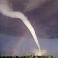 Die besten Bilder in der Kategorie wolken: Tornado mit Regenbogen