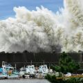 Die besten Bilder in der Kategorie natur: Riesenwelle schlägt an Hafenschutzmauer