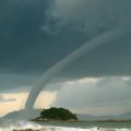 Die besten Bilder:  Position 72 in wolken - Tornado-Schlauch über Meer