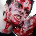 Die besten Bilder in der Kategorie verkleidungen: Sehr gute Zombie-Verkleidung mit Holzstock im Kopf