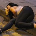 Die besten Bilder:  Position 10 in betrunkene - Ein Stück Pizza als Kopfkissen! - drunken Chick with Pizza-Pillow