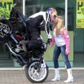 Die besten Bilder in der Kategorie motorraeder: Motorrad-Stunt mit Kuss