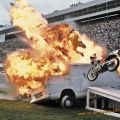 Die besten Bilder in der Kategorie gefaehrlich: Gefährlicher Motorrad-Stunt durch Flammen