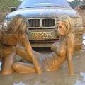 Die besten Bilder in der Kategorie sexy: Frauen bleiben mit Auto im Schlamm stecken