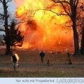 Die besten Bilder in der Kategorie schlimme_sachen: WTF - Was ist das denn für ein Bild? Explosion mit brennendem Mann