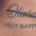 Die besten Bilder in der Kategorie lustige_tattoos: Shit Happens Tattoo
