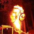 Die besten Bilder in der Kategorie gefaehrlich: Seems to be hot - Mountainbike Sprung durch Feuer