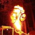 Die besten Bilder:  Position 49 in gefÄhrlich - Seems to be hot - Mountainbike Sprung durch Feuer