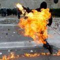 Die besten Bilder in der Kategorie gefaehrlich: Griechischer Demonstrant mit Molotov Cocktail