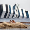 Die besten Bilder in der Kategorie schiffe: Schaulustiges Sonnenbad vor gesunkener Costa Concordia Havarie