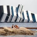 Die besten Bilder:  Position 19 in schiffe - Schaulustiges Sonnenbad vor gesunkener Costa Concordia Havarie