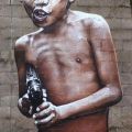 Die besten Bilder:  Position 210 in graffiti - Photorealistisches Grafitti - Junge mit Maschinengewehr