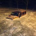 Die besten Bilder:  Position 183 in autos - Bizzares Bild - Geländewagen im See eingefroren