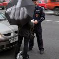 Die besten Bilder:  Position 515 in allgemein - Nicht jeder hat Humor - Polizist Stinkefinger