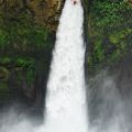 Die besten Bilder in der Kategorie sport: Verrückter Kajak Wasserfall Stunt
