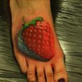 Die besten Bilder:  Position 64 in tattoos - 3D Erdbeer Tattoo auf Fußrücken